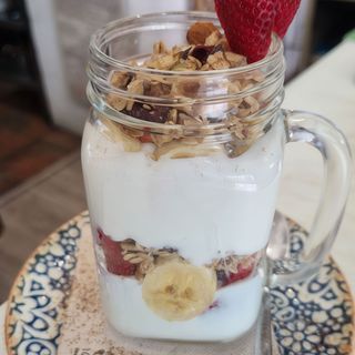 Jarra De Yogurt Con Frutas
