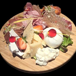 Tabla de embutidos Tagliere di salami e formaggi