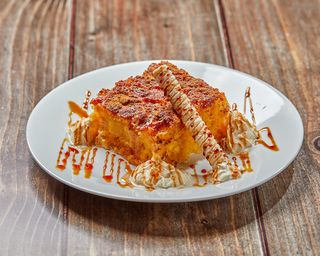 Porción de pastel de elote (maíz) 