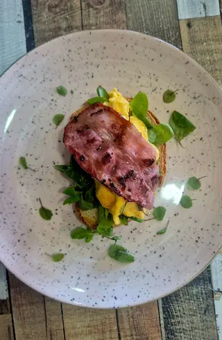 Tosta de guacamole con canónigos y bacon