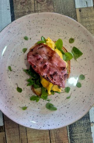 Tosta de guacamole con canónigos y bacon