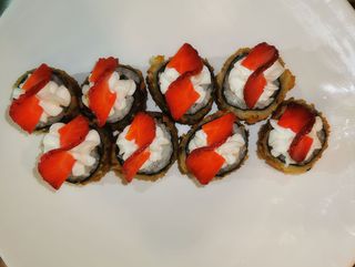 Salmon Hot Roll with strawberry 4 uni