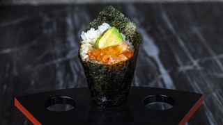 51. Temaki salmone avocado