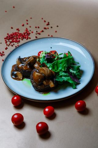 Стейк телятины со спагетти из кабачков и грибным соусом.