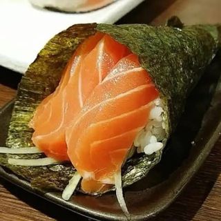 31. Temaki Salmón
