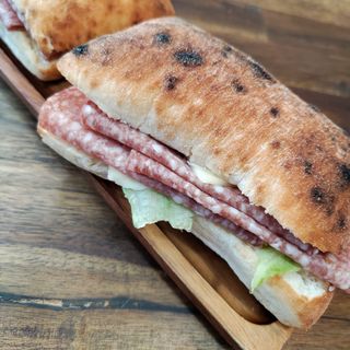 Сандвич с италиански салам, гауда, зелена салата и крема сирене