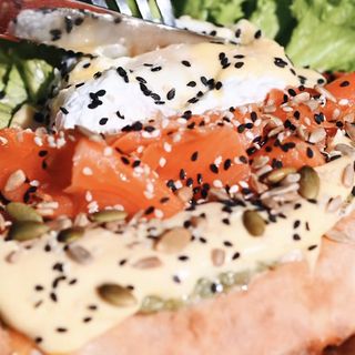 კვერცხი ბენედიქტი ორაგულით და გუაკამოლეს სოუსით