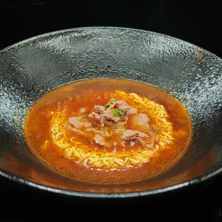 Ramen in brodo con vitello