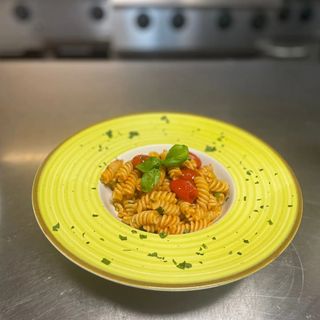 Fusilli cu sos de roşii