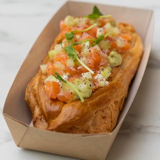 Ecler cu somon şi guacamole