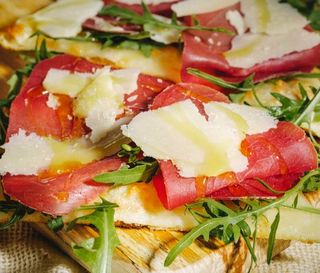Pizza bresaola al spicchio 