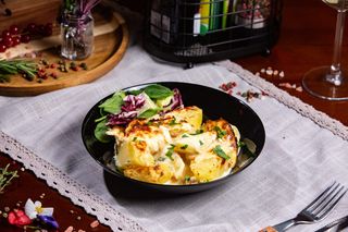 Cartofi franțuzești cu ou și cașcaval la cuptor