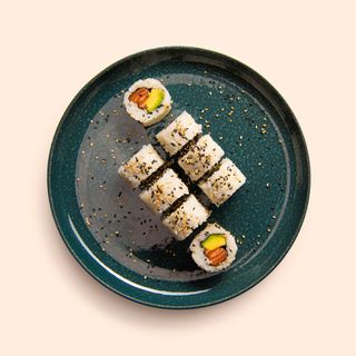 110. Uramaki California de salmón (8 uds.)