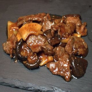 Ternera con bambú y setas chinas