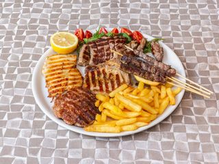 Misto di carne alla griglia con patate