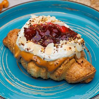 Круасан з вишнею, крем-сиром та ірискою