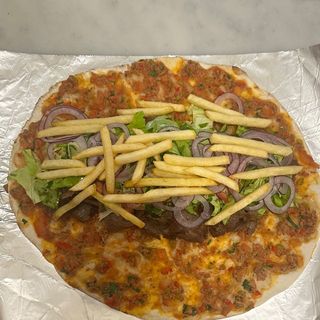 Lahmacun con carne di kebab di manzo