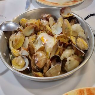 Almejas al ajillo