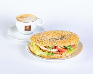 Kawa & Bajgiel z jajkiem i boczkiem