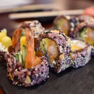 Uramaki z krewetkami w tempurze i mango