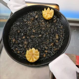 Arroz negro con habitas baby