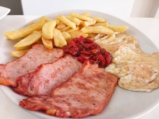 Lomo Con Pimientos Con Huevos Y Patatas