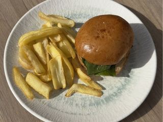 Бургер з креветками і картопляними діпами (130/50g)