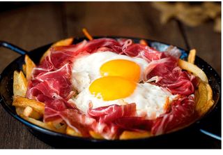 Ración De Huevos Rotos Con Jamón