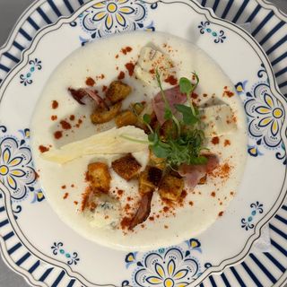 Supă cremă de țelină cu gorgonzola și chips de bacon