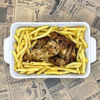 Mezzo pollo con porzione di patatine fritte