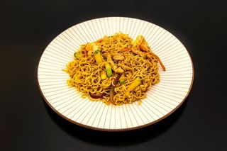 Spaghetti giapponesi alla piastra con pollo