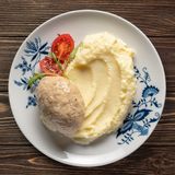 Парова котлета з картопляним пюре