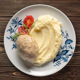 Парова котлета з картопляним пюре