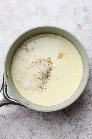 Langos cu branza si sos gorgonzola