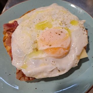 Tostada Con Tomate, Bacon, Queso y Huevo