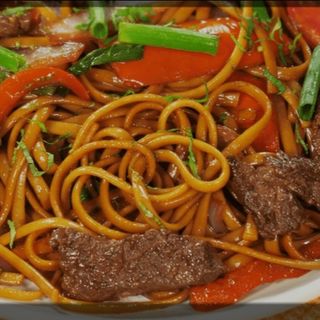 SPAGUETTI SALTADO DE TERNERA
