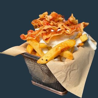 Patatine fritte con guanciale e crema di formaggi