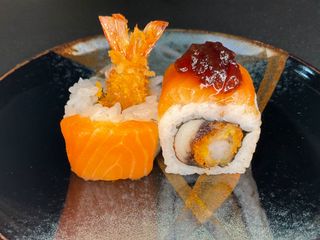 Salmón dragón roll