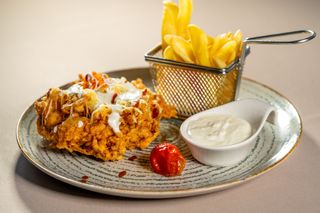 Snitel  Borzoska cu cartofi prajiti, salata de varza si sos de usturoi