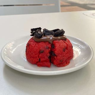Cookie red velvet rellena de nutella 