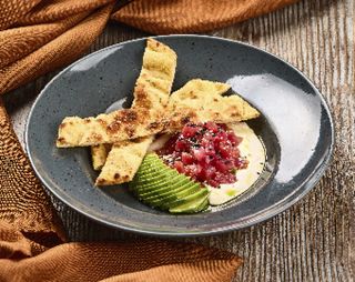 Тартар із тунця з імбирною заправкою та соусом вітелло тонато (210г)