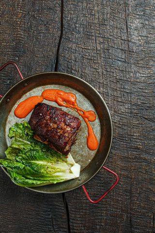 Фунт ребер із перцевим соусом і Романо на грилі