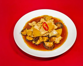 62. Pollo con bambù e funghi