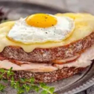 CROQUE MADAME CU SALATA