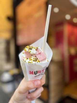 16. Cono di mortadella, crescenza, granella di pistacchio