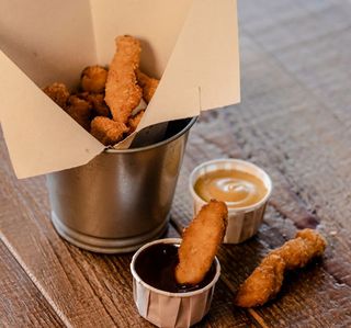 Fingers de pollo con salsa Cheddar y BBQ