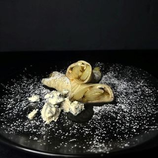 Млинці з карамелізованою грушею та сиром Дор Блю