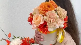 Beżowy Flowerbox, rozmiar S, 7-9 kwiatów mieszanych w beżowym pudełku