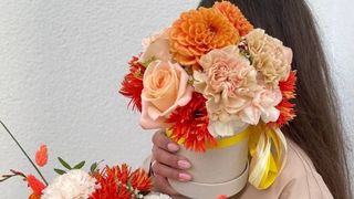 Beżowy Flowerbox, rozmiar S, 7-9 kwiatów mieszanych w beżowym pudełku