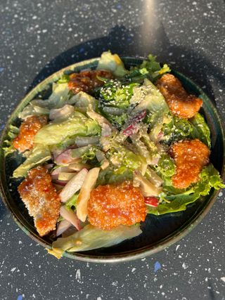 Великий азіатський салат з кріспі курчам (330г)